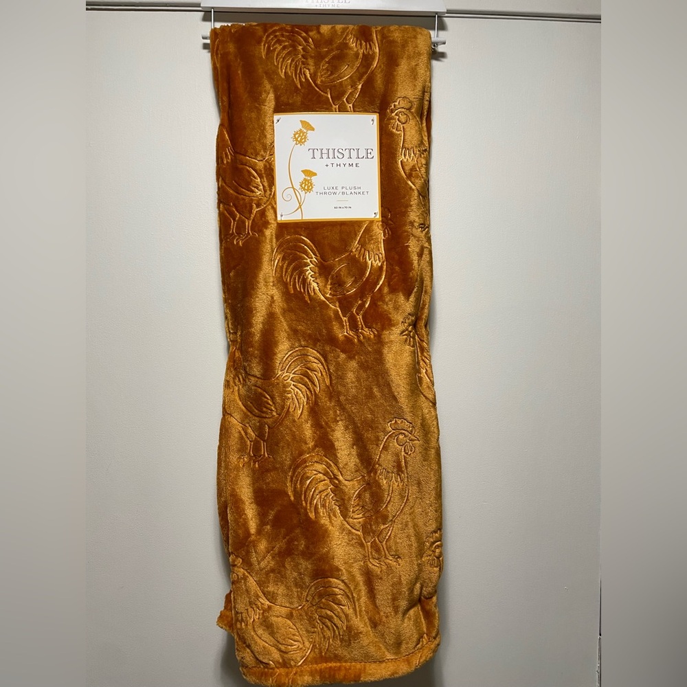 Thistle & Thyme Plush Chicken Throw Blanket